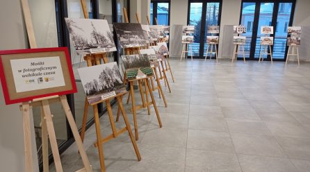 Wystawa “Mońki w fotograficznym wehikule czasu”