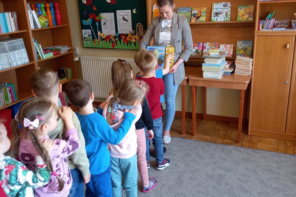 „Muchomorki” z wizytą w bibliotece