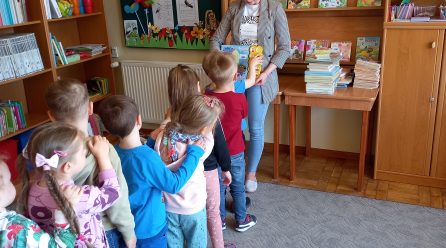 „Muchomorki” z wizytą w bibliotece