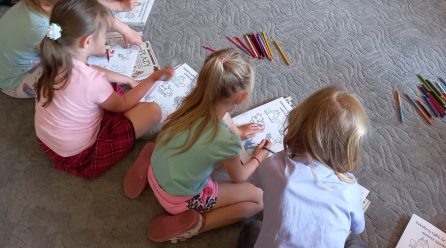 „Kolorowe Motylki” na zajęciach w bibliotece