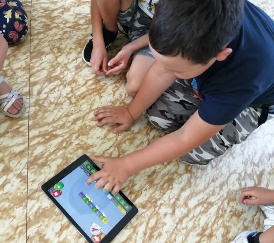 Warsztaty z robotem Lego Boost i kodowanie offline. – “Zaprogramujmy świat! Akademia młodego kodera.”
